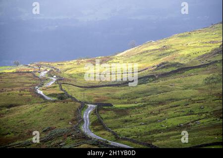 Der Kampf ist eine lange, schmale, einzelne Fahrspur mit Durchgangsstellen vom Gipfel des Kirkstone Passes bis zur kleinen Stadt Ambleside im La Stockfoto