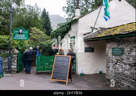 Besucher stehen Schlange, um die Herstellung von Grasmere Lebkuchen zu sehen und ihre Produkte im kleinen touristischen Dorf Grasmere im Lake District National zu kaufen Stockfoto