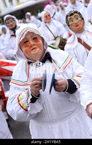 Das Trommelweib ist eine Figur, die in Gruppen im Fasching im Ausseerland in der Steiermark auftritt. Alle Trommelweiber sind traditionell männlich un Stockfoto