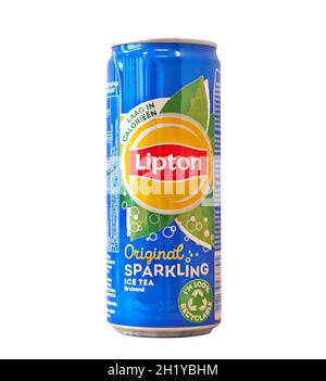 Brüssel, Belgien - 13. Oktober 2021;Aluminium-Dose von Original Lipton Ice Tea, die isoliert auf weißem Hintergrund funkelt, hergestellt für Belgien. Beliebte Bevera Stockfoto