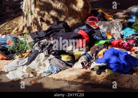 Rom, Italien Müll auf den Straßen neben einem Bürgersteig. In der römischen Hauptstadt wurde Müll und Kleidung vor dem Müllcontainer verteilt. Stockfoto