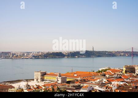 Luftpanorama der Innenstadt neben einem Fluss mit traditionellen Dächern in Lissabon. Portugal Stockfoto