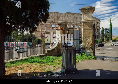 Rom, Italien Mülltonne voller Müll vor dem Kolosseum. Müllcontainer im Freien in einem Park der römischen Hauptstadt, in der Nähe eines berühmten Wahrzeichen. Stockfoto