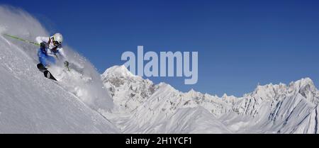 SKI- ODER FREERIDE-OFF-PISTE MIT BLICK AUF DIE ITALIENISCHEN PISTEN DES MONT BLANC, ESPACE SAN BERNARDO, LA THUILE, VAL D'AOSTE, ITALIEN Stockfoto