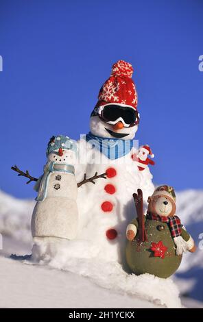 SCHNEEMÄNNER UND SKI BÄR, WINTER SPORT URLAUB, ALPEN, SAVOYEN (73), RHONE-ALPES, FRANKREICH Stockfoto