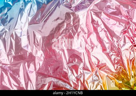 Farbenfroher Folienhintergrund mit glänzend zerknittert Oberfläche für Textur-Hintergrund. Stockfoto