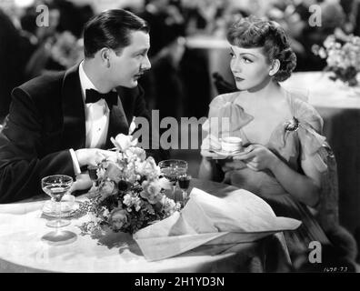 ROBERT YOUNG und CLAUDETTE COLBERT in I MET HIM IN PARIS 1937 Regisseur WESLEY RUGGLES Kostümbild Travis Banton Paramount Picters Stockfoto