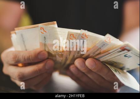 Geschäftsleute zählen Geld. Reiche männliche Hände hält und zählen Geldscheine von 50 Euro Scheine oder Banknoten Währung Stockfoto