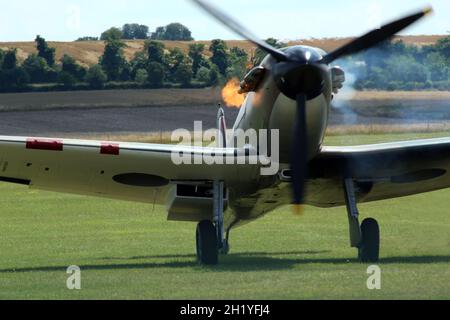 Spitfire Mk1 N3200, startet seinen Motor auf einer Flugschau, Flugplatz Duxford, Cambridgeshire Stockfoto