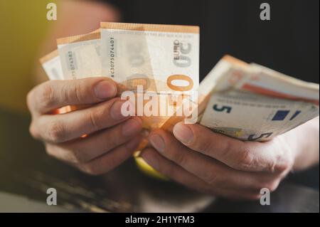 Geschäftsleute zählen Geld. Reiche männliche Hände hält und zählen Geldscheine von 50 Euro Scheine oder Banknoten Währung Stockfoto