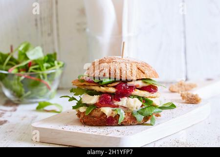 Ein Hähnchenburger mit Camembert und Cranberry-Sauce Stockfoto