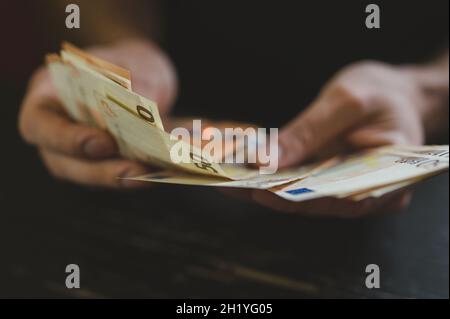 Geschäftsleute zählen Geld. Reiche männliche Hände hält und zählen Geldscheine von 50 Euro Scheine oder Banknoten Währung Stockfoto