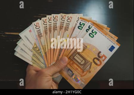 Geschäftsleute zählen Geld. Reiche männliche Hände hält und zählen Geldscheine von 50 Euro Scheine oder Banknoten Währung Stockfoto