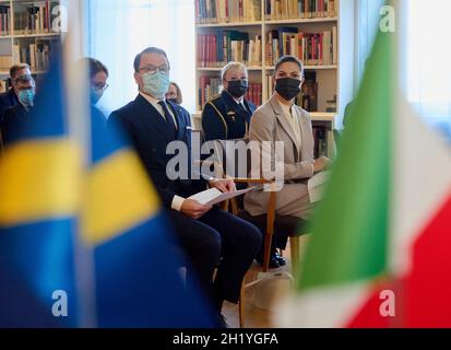 Rom, Italien. Oktober 2021. Prinz Daniel von Schweden, Kronprinzessin Victoria von Schweden und Botschafter Schwedens in Italien, Jan Bjorklund, besuchen das Schwedische Institut für Klassische Studien, während eines zweitägigen Besuchs in Rom, um die bilateralen Beziehungen im Bereich Handel und Investitionen zu fördern, am 19. Oktober 2021 in Rom, Italien. Foto von Stefan Lindblom/Stella Pictures/ABACAPRESS.COM Quelle: Abaca Press/Alamy Live News Stockfoto