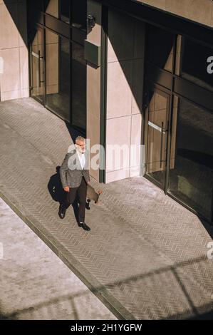 Blick von oben auf ein offcie Viertel und ein Mann zu Fuß Stockfoto