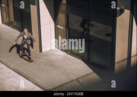 Draufsicht auf einen offcie Bezirk und einen Mann auf einem Skateboard Stockfoto