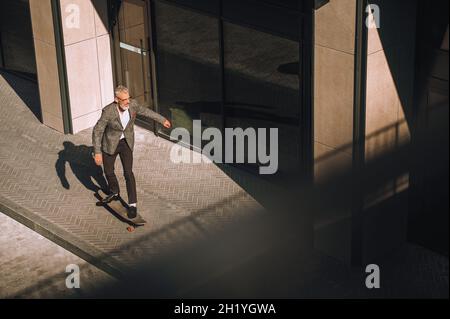 Draufsicht auf einen offcie Bezirk und einen Mann auf einem Skateboard Stockfoto