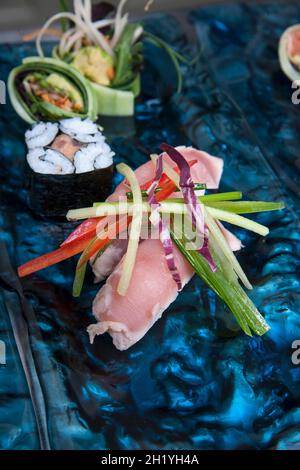 Nigiri-Sushi mit Thunfisch und mariorem Maki Stockfoto