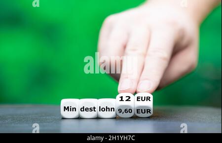 Symbol für die Erhöhung des Mindestlohns (Mindestlohn) in Deutschland von 9,60 EUR auf 12 EUR Stockfoto