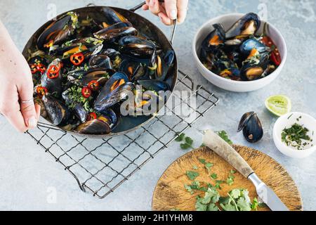 Asiatische Muscheln mit Chili, Limette und Koriander Stockfoto