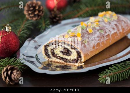 Traditioneller Mohn-Brötchen-Kuchen mit Sahnetorte, getrockneten Früchten und Nüssen (Polen) Stockfoto