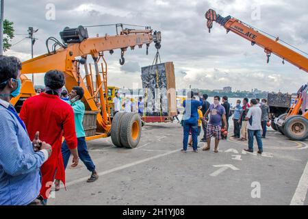 durga Idol Immersion Prozess und Sitzung im Babughat kalkata West bengalen indien Stockfoto