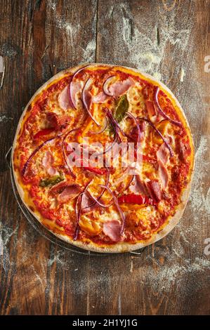 Pizza Jazz mit Paprika und roten Zwiebeln Stockfoto