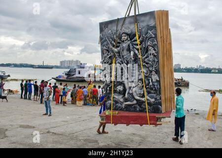 durga Idol Immersion Prozess und Sitzung im Babughat kalkata West bengalen indien Stockfoto