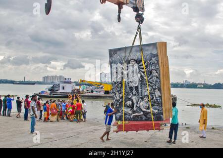 durga Idol Immersion Prozess und Sitzung im Babughat kalkata West bengalen indien Stockfoto