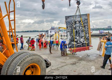 durga Idol Immersion Prozess und Sitzung im Babughat kalkata West bengalen indien Stockfoto