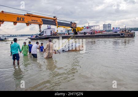 durga Idol Immersion Prozess und Sitzung im Babughat kalkata West bengalen indien Stockfoto