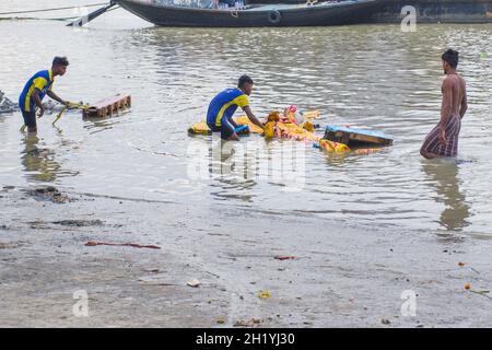 durga Idol Immersion Prozess und Sitzung im Babughat kalkata West bengalen indien Stockfoto