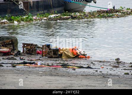 durga Idol Immersion Prozess und Sitzung im Babughat kalkata West bengalen indien Stockfoto