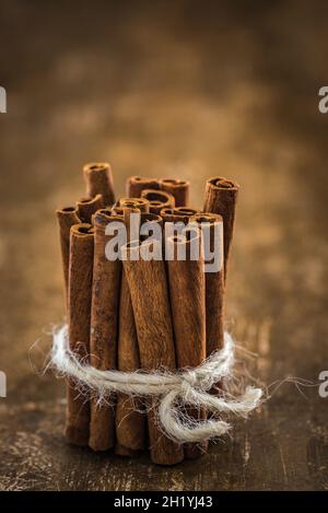 Zimtstange in einem Bund gebunden Stockfoto