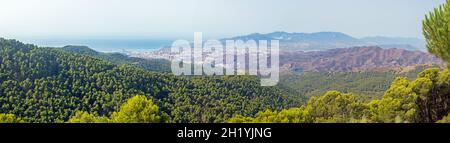 Panoramablick auf die Stadt Malaga und das Tal des Flughafens, vom Naturpark Montes de Malaga Stockfoto