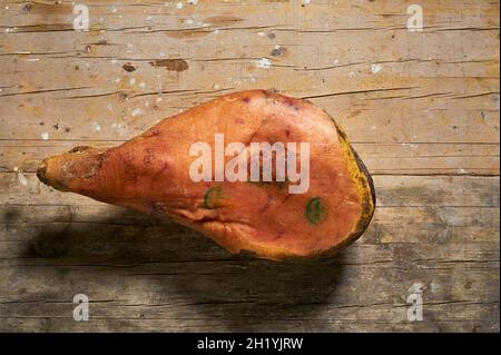 Ein frankiertes Bein der Bauernhof Schinken auf einem hölzernen Hintergrund Stockfoto