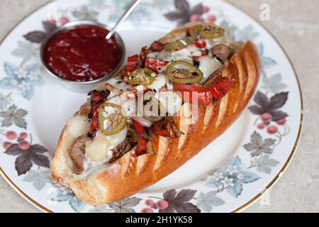 Steak mit Käse, Jalepenos und Paprika in einer heißen Hunderolle Stockfoto