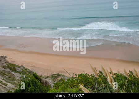 Der Hauptstrand von Bidart - Plage centrale oder grande Place - ist ein beliebter Ort für Surfer und wird von Kliffs begrenzt, die sich entlang der Atlantikküste erstrecken Stockfoto