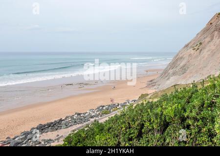 Der Hauptstrand von Bidart - Plage centrale oder grande Place - ist ein beliebter Ort für Surfer und wird von Kliffs begrenzt, die sich entlang der Atlantikküste erstrecken Stockfoto