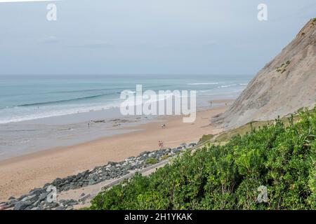 Der Hauptstrand von Bidart - Plage centrale oder grande Place - ist ein beliebter Ort für Surfer und wird von Kliffs begrenzt, die sich entlang der Atlantikküste erstrecken Stockfoto