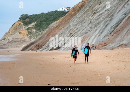 Der Hauptstrand von Bidart - Plage centrale oder grande Place - ist ein beliebter Ort für Surfer und wird von Kliffs begrenzt, die sich entlang der Atlantikküste erstrecken Stockfoto