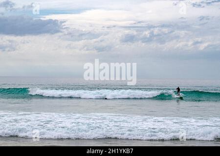 Der Hauptstrand von Bidart - Plage centrale oder grande Place - ist ein beliebter Ort für Surfer und wird von Kliffs begrenzt, die sich entlang der Atlantikküste erstrecken Stockfoto