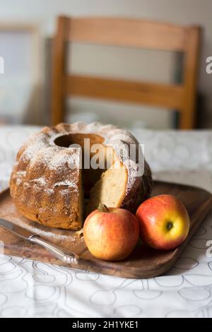 Apple Gugelhupf, in Scheiben geschnitten, auf einer hölzernen Fach Stockfoto