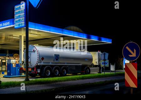 Deutschland , Lübbenau , 19.10.2021 , Ein Tankwagen der Firma Aral liefert eine Tankstelle von Aral Stockfoto