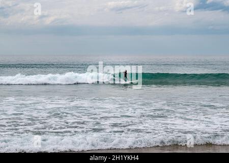 Der Hauptstrand von Bidart - Plage centrale oder grande Place - ist ein beliebter Ort für Surfer und wird von Kliffs begrenzt, die sich entlang der Atlantikküste erstrecken Stockfoto