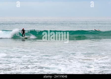 Der Hauptstrand von Bidart - Plage centrale oder grande Place - ist ein beliebter Ort für Surfer und wird von Kliffs begrenzt, die sich entlang der Atlantikküste erstrecken Stockfoto