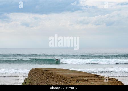 Der Hauptstrand von Bidart - Plage centrale oder grande Place - ist ein beliebter Ort für Surfer und wird von Klippen begrenzt, die sich entlang der Atlantikküste erstrecken Stockfoto