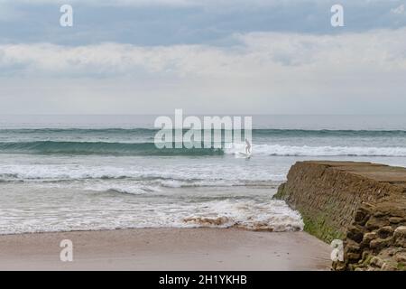 Der Hauptstrand von Bidart - Plage centrale oder grande Place - ist ein beliebter Ort für Surfer und wird von Klippen begrenzt, die sich entlang der Atlantikküste erstrecken Stockfoto