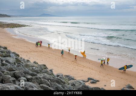 Der Hauptstrand von Bidart - Plage centrale oder grande Place - ist ein beliebter Ort für Surfer und wird von Kliffs begrenzt, die sich entlang der Atlantikküste erstrecken Stockfoto