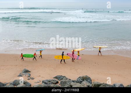 Der Hauptstrand von Bidart - Plage centrale oder grande Place - ist ein beliebter Ort für Surfer und wird von Kliffs begrenzt, die sich entlang der Atlantikküste erstrecken Stockfoto